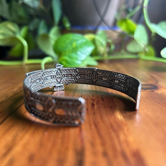 Vintage geometric pattern cuff bracelet - Picture 3 of 4